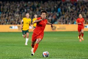 足球报：王霜希望为中国女足踢球，但想在国家队看她还要再等等